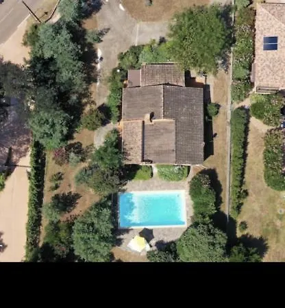 Privee Dans Un Cadre Verdoyant , Piscine Et Grand Jardin *