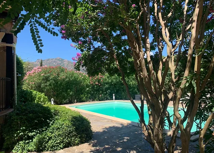 Privee Dans Un Cadre Verdoyant , Piscine Et Grand Jardin *